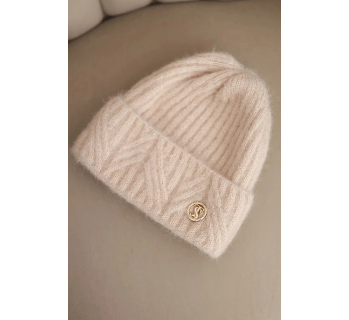 Dámská zimní čepice z huňaté pleteniny a s knoflíkem pudrově růžová model 21441814 - K-Fashion Dámská zimní čepice z huňaté pleteniny a s knoflíkem pudrově růžová model 21441814 - K-Fashion