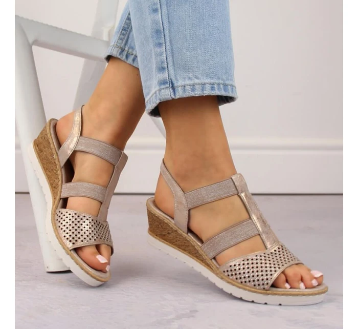 Pohodlné sandály na podpatku W rose gold model 19730112 - Rieker Pohodlné sandály na podpatku W rose gold model 19730112 - Rieker