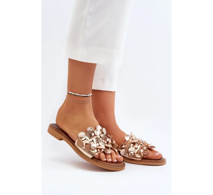 model 21650258 Dámské Kožené Žabky Na Ploché Podrážce Zlaté - Zazoo