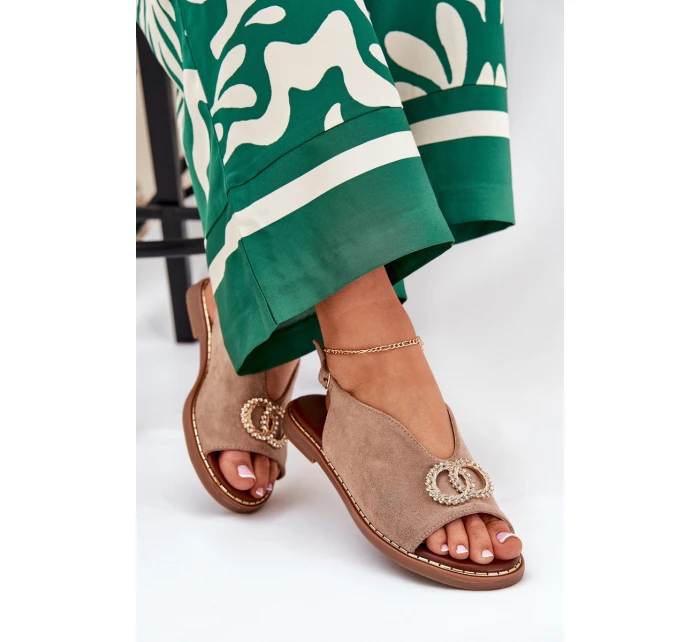 Dámské Sandály S Dekorací Na Plochém Podpatku Eko Semišové Tmavě Béžové model 21685742 - Boto Dámské Sandály S Dekorací Na Plochém Podpatku Eko Semišové Tmavě Béžové model 21685742 - Boto