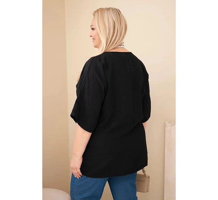 Dámská viskózová halenka Plus size s krátkým rukávem a ozdobným šátkem černá