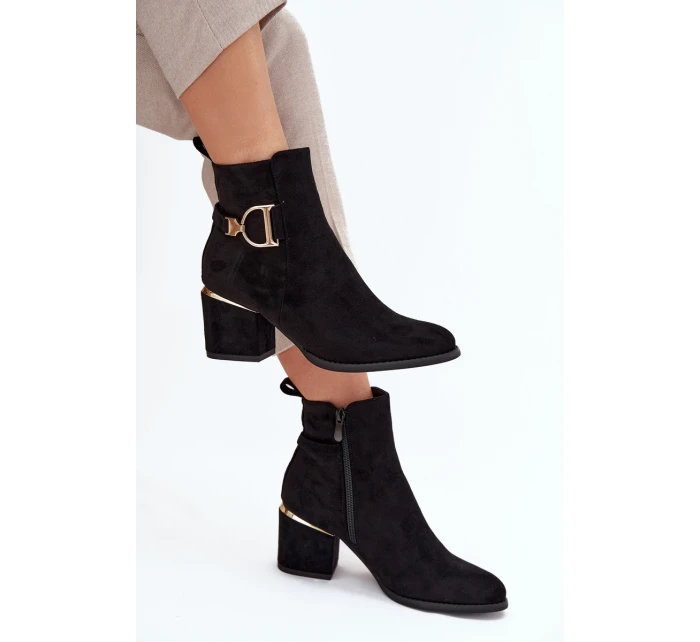 Zateplené dámské boty na podpatku se zlatými prvky černé model 21708256 - Boto Zateplené dámské boty na podpatku se zlatými prvky černé model 21708256 - Boto