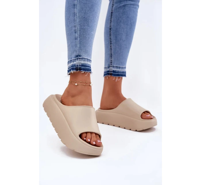 Dámské pěnové pantofle na platformě – béžové