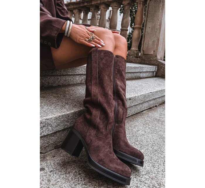 Zateplené dámské kozačky na masivním sloupkovém podpatku Sanelle – čokoládové Zateplené dámské kozačky na masivním sloupkovém podpatku Sanelle – čokoládové