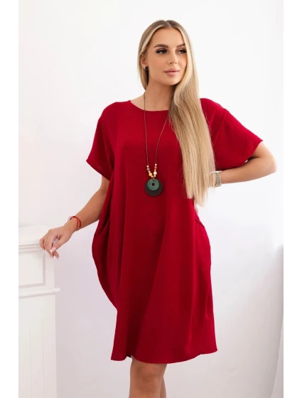 Šaty s kapsami a přívěskem Burgundsko