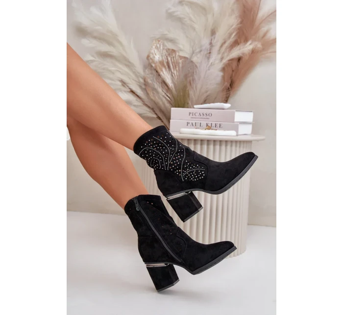 Zdobené Ažurové Kotníkové Boty Dámské Na Podpatku Z Eko Semiše Černé S.Barski Zdobené Ažurové Kotníkové Boty Dámské Na Podpatku Z Eko Semiše Černé S.Barski