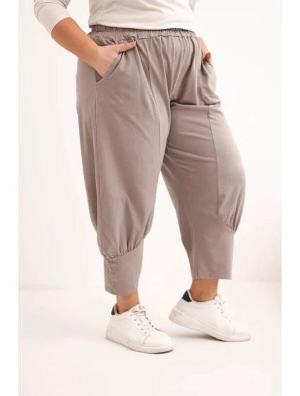 Dámské kalhoty Plus Size s nízkým model 21924475 a gumou v pase fango - K-Fashion