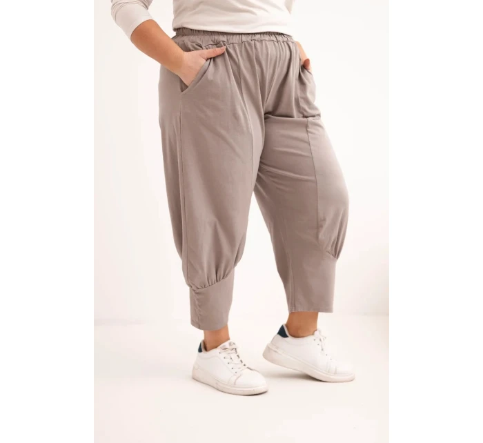 Dámské kalhoty Plus Size s nízkým model 21924475 a gumou v pase fango - K-Fashion