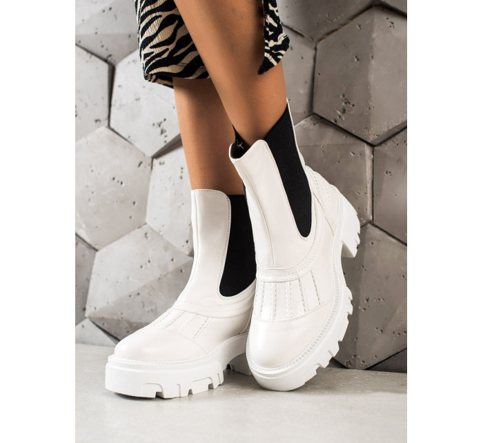 Designové bílé dámské  kotníčkové boty na plochém podpatku