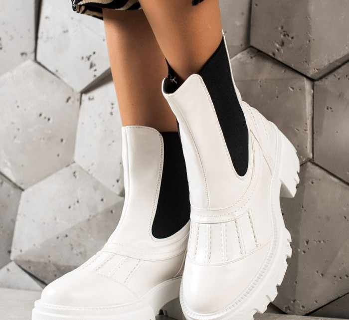 Designové bílé dámské  kotníčkové boty na plochém podpatku