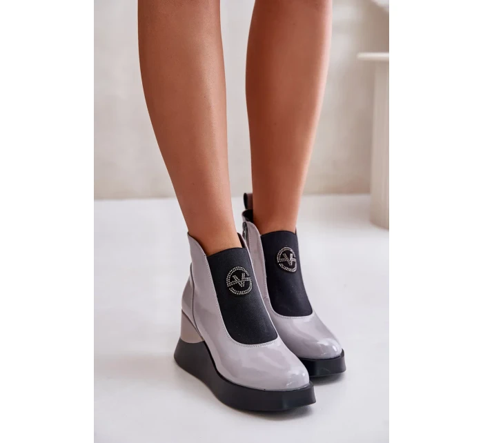 Lakované Kotníkové Boty Na Klínku Zateplené Vinceza Šedé Lakované Kotníkové Boty Na Klínku Zateplené Vinceza Šedé