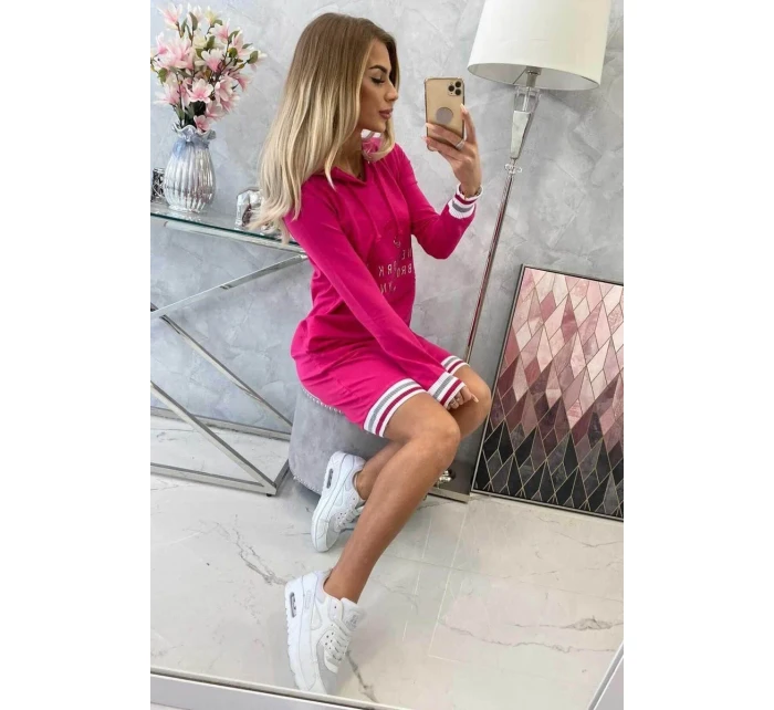 Brooklynské fuchsiové šaty