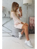 Šaty s 3D grafikou model 18744004 powder pink - K-Fashion Šaty s 3D grafikou model 18744004 powder pink - K-Fashion