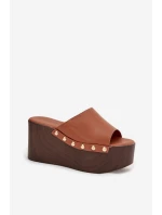 Dámské nazouváky na platformě s přezkami Camel model 21918838 - Boto Dámské nazouváky na platformě s přezkami Camel model 21918838 - Boto