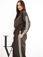 Dámský bavlněný komplet s oversized kalhotami a kontrastními lampasy hnědý