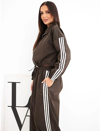 Dámský bavlněný komplet s oversized kalhotami a kontrastními lampasy hnědý Dámský bavlněný komplet s oversized kalhotami a kontrastními lampasy hnědý