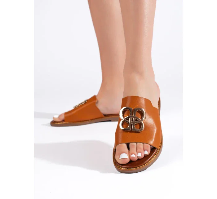 Trendy hnědé dámské nazouváky na plochém podpatku Trendy hnědé dámské nazouváky na plochém podpatku