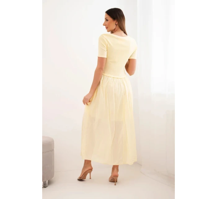 Dámské bavlněné midi šaty s krátkým rukávem a rozšířeným spodkem žlutá