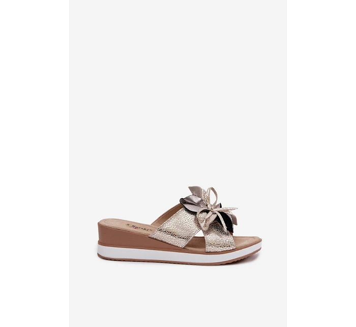 Kožené nazouváky na platformě s dekorativním květem S.Barski GR61-5989 Zlaté Kožené nazouváky na platformě s dekorativním květem S.Barski GR61-5989 Zlaté