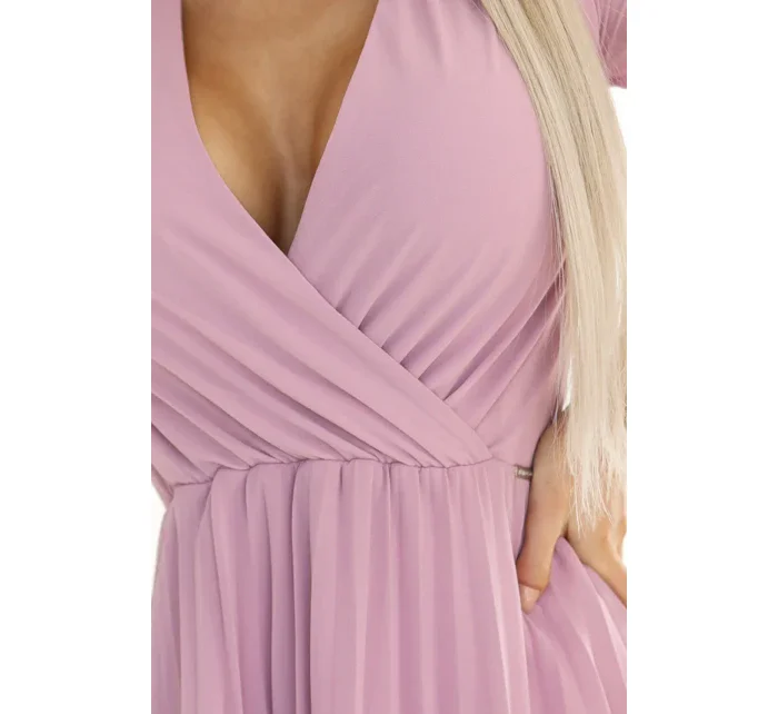 ISABELLE plisované šaty s dlouhými rukávy a výstřihem pudrově růžové model 20945620 - numoco ISABELLE plisované šaty s dlouhými rukávy a výstřihem pudrově růžové model 20945620 - numoco