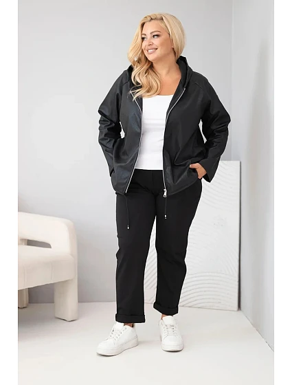 Dámská bunda Plus Size s kapucí a model 22297044 spodním lemem černá - K-Fashion
