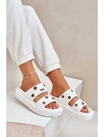 Dámské pěnové pantofle s ozdobnými připínkami – bílé