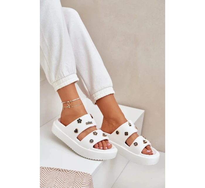 Dámské pěnové pantofle s ozdobnými připínkami – bílé