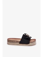 Dámské pantofle na platformě s mašlí a ozdobnou broží – černé Lenela Dámské pantofle na platformě s mašlí a ozdobnou broží – černé Lenela