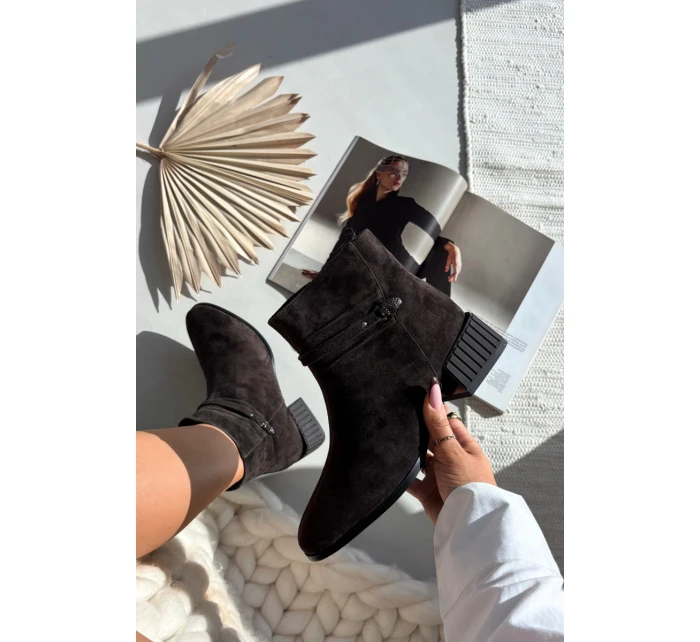 Dámské boty z přírodního semiše na klínu zateplené model 21715526 čokoládové - D&A