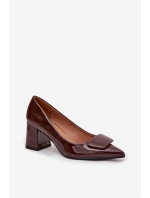 Lakované lodičky na podpatku s ozdobou čokoládové Isoline