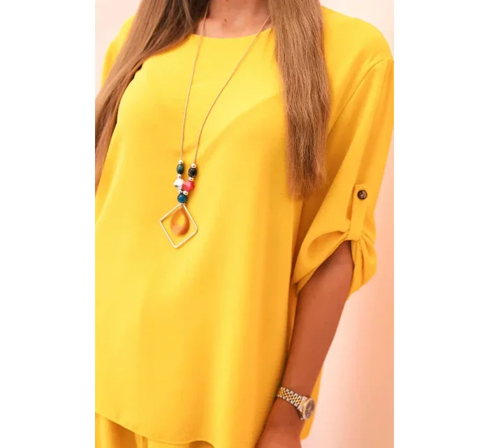 Dámský komplet s halenkou s náhrdelníkem a širokými nohavicemi žlutý Dámský komplet s halenkou s náhrdelníkem a širokými nohavicemi žlutý