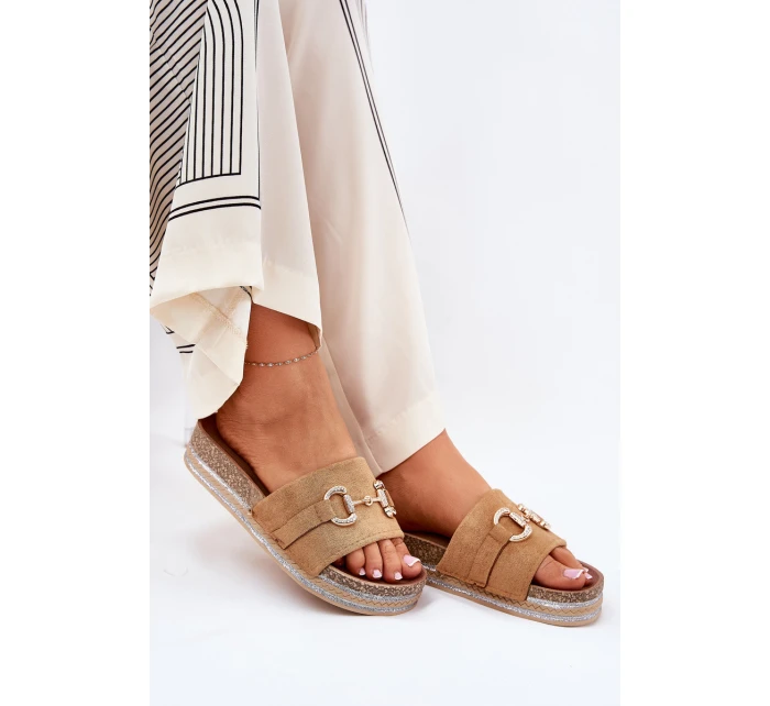 Dámské Pantofle Na Platformě Se Zlatou Dekorací A Leskem Camel Morisela Dámské Pantofle Na Platformě Se Zlatou Dekorací A Leskem Camel Morisela