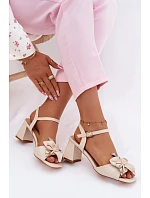 Dámské sandály na podpatku s ozdobným květem Vinceza 20283 Béžové Dámské sandály na podpatku s ozdobným květem Vinceza 20283 Béžové