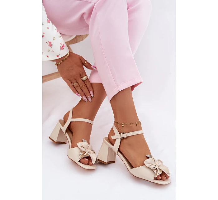 Dámské sandály na podpatku s ozdobným květem Vinceza 20283 Béžové Dámské sandály na podpatku s ozdobným květem Vinceza 20283 Béžové