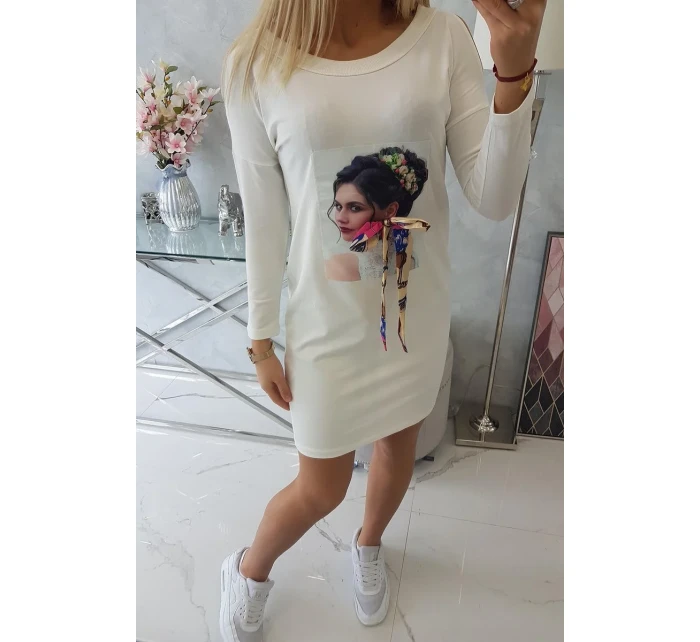 Šaty s model 18744102 a barevnou 3D mašlí ecru - K-Fashion Šaty s model 18744102 a barevnou 3D mašlí ecru - K-Fashion
