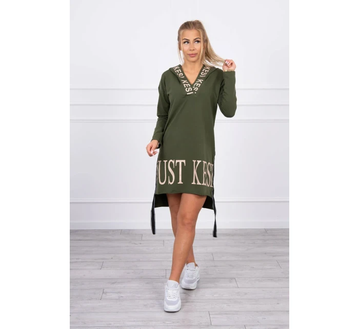 Šaty s kapucí a khaki potiskem Šaty s kapucí a khaki potiskem