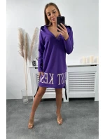 Tmavě fialové šaty s kapucí a potiskem Tmavě fialové šaty s kapucí a potiskem