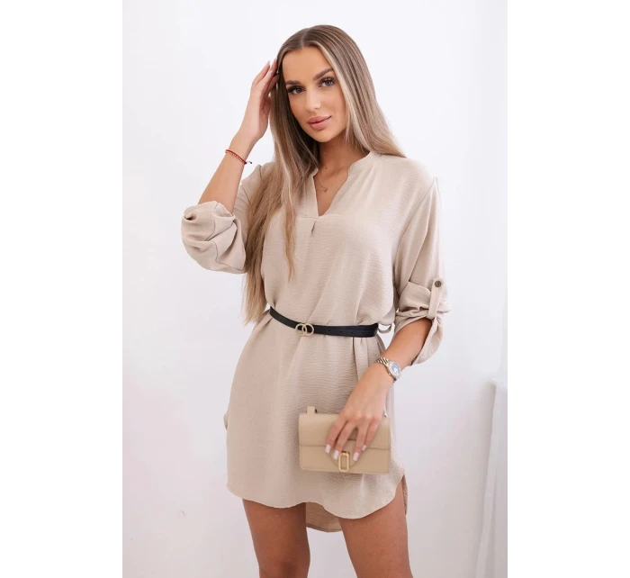 Šaty s delšími zády a pásem světle béžová