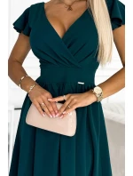 Dámské šaty v lahvově zelené barvě s výstřihem a krátkými rukávy model 18475695 - numoco Dámské šaty v lahvově zelené barvě s výstřihem a krátkými rukávy model 18475695 - numoco