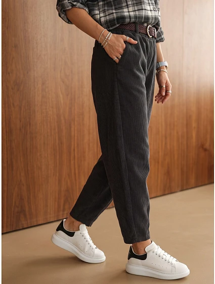 Dámské manšestrové kalhoty s elastickým pasem v grafitové barvě FashionStreet UY3164 Dámské manšestrové kalhoty s elastickým pasem v grafitové barvě FashionStreet UY3164