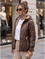 Kurtka damska przejściowa pikowana z kapturem brązowa model 22358079 - FashionStreet Kurtka damska przejściowa pikowana z kapturem brązowa model 22358079 - FashionStreet