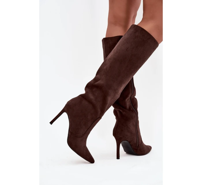 Zateplené dámské kozačky na jehlovém podpatku z eko semiše čokoládové model 21728457 - Boto Zateplené dámské kozačky na jehlovém podpatku z eko semiše čokoládové model 21728457 - Boto