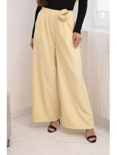 Dámské elegantní kalhoty s širokou nohavicí a ozdobným květem žluté