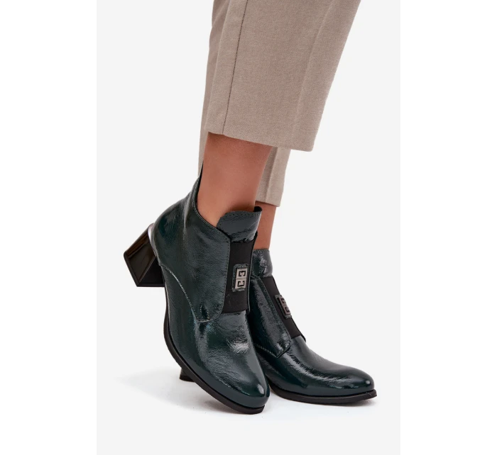 Kožené lakované kotníkové boty na klínu s ozdobným detailem zateplené Zazoo 60560 tmavě zelené