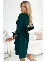 ALICE Dámské trapézové šaty v lahvově zelené barvě s mašličkami model 20577295 - numoco ALICE Dámské trapézové šaty v lahvově zelené barvě s mašličkami model 20577295 - numoco