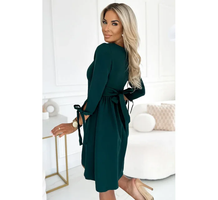 ALICE Dámské trapézové šaty v lahvově zelené barvě s mašličkami model 20577295 - numoco ALICE Dámské trapézové šaty v lahvově zelené barvě s mašličkami model 20577295 - numoco