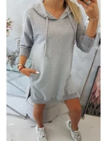 Šaty s kapucí a delšími zády šedé