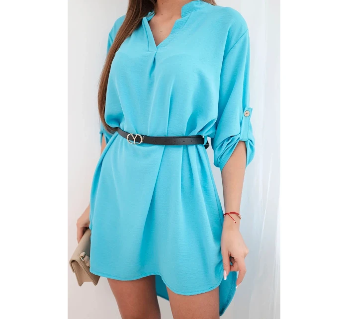 Šaty s delší zadní částí a páskem tyrkysová