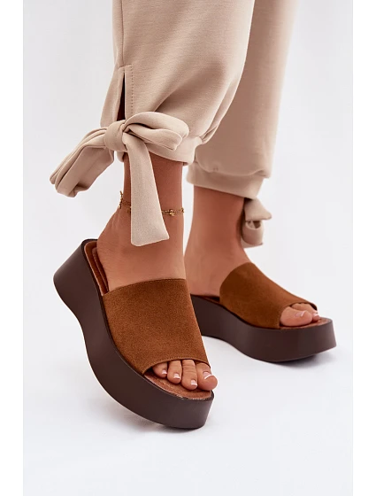 Dámské pantofle na platformě Camel model 21951460 - Boto
