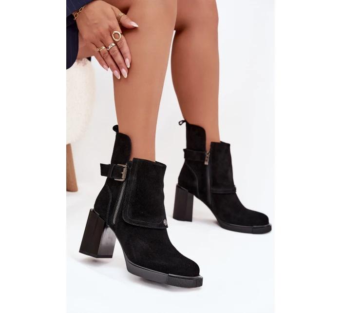 Kozačky z přírodního semiše na podpatku s přezkou model 21710345 Černé - VINCEZA